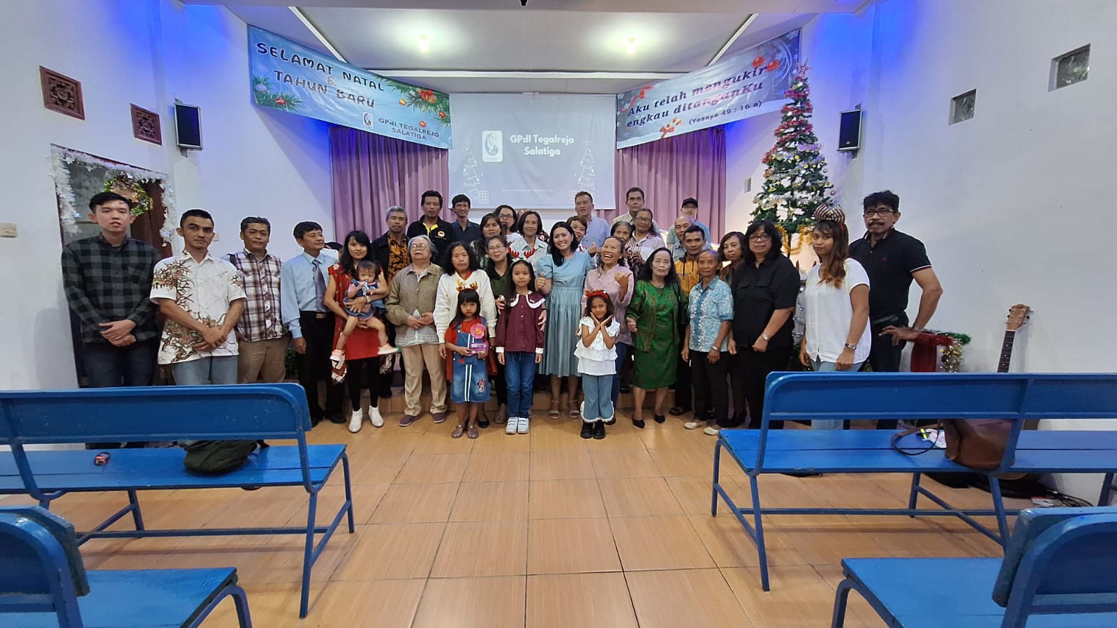 Groepsfoto met een lokale gemeente in Indonesië